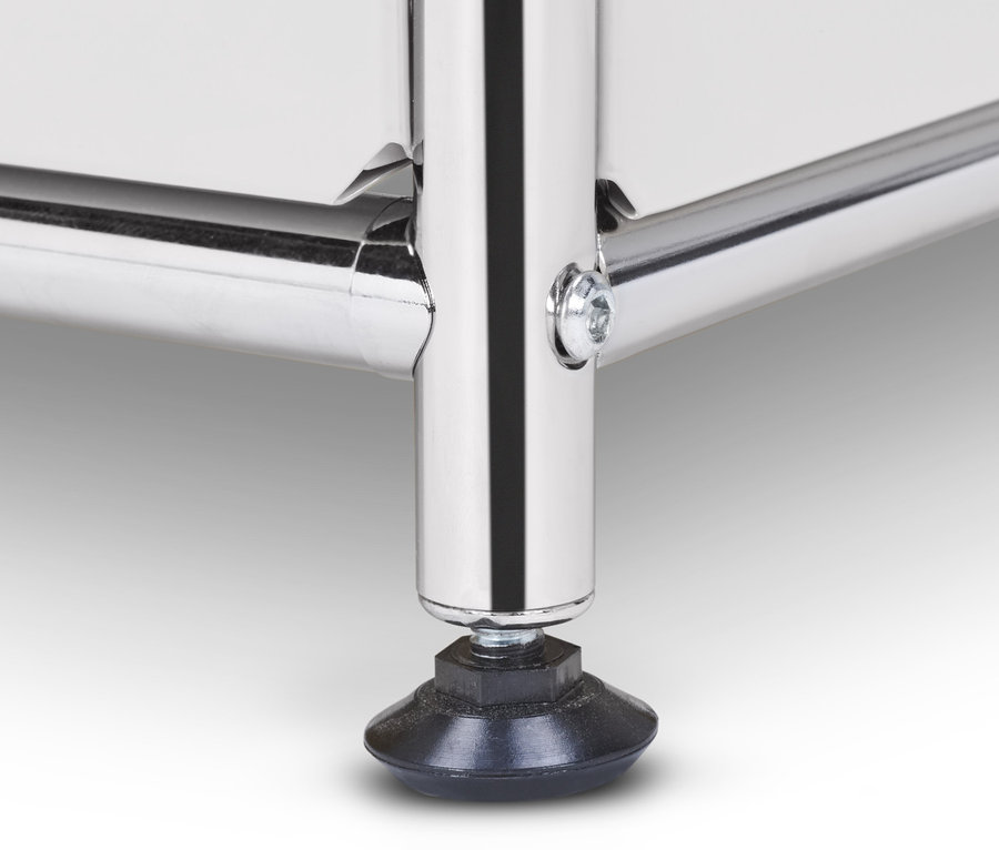 Detail kovové nízké skříňky »CN3« se zásuvkami, bílá, s chromovanými nohami.