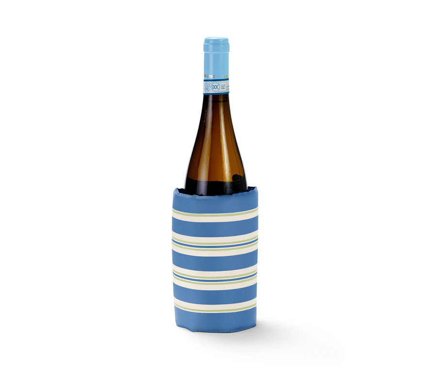 Láhev v chladicí manžetě na láhve s modrými a bílými pruhy.