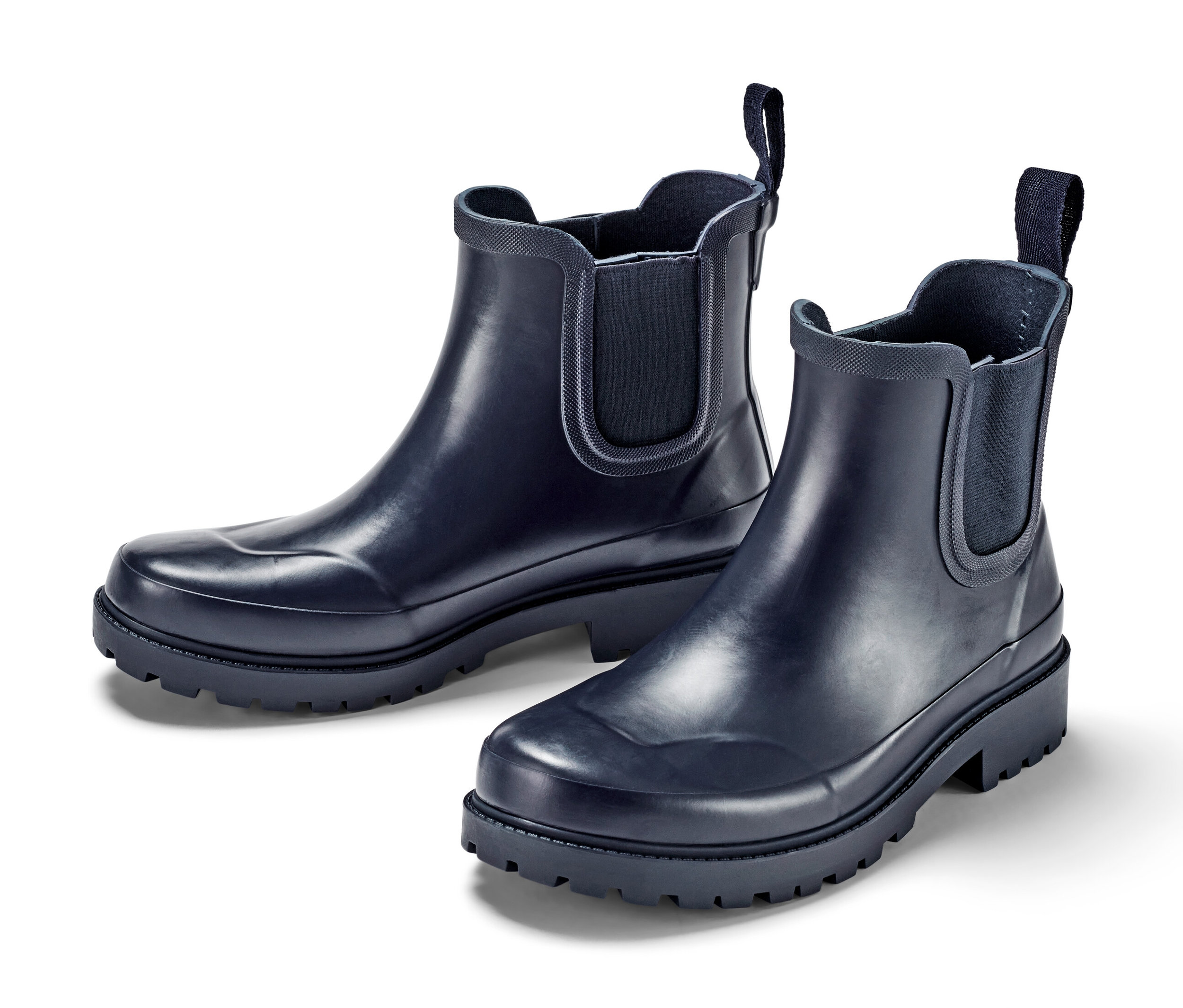 Dvoje nízké holínky na bílém pozadí.