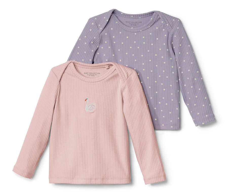 Dvě dětská trička s dlouhým rukávem a žebrovanou strukturou, růžové s aplikací labutě a fialové s puntíky.