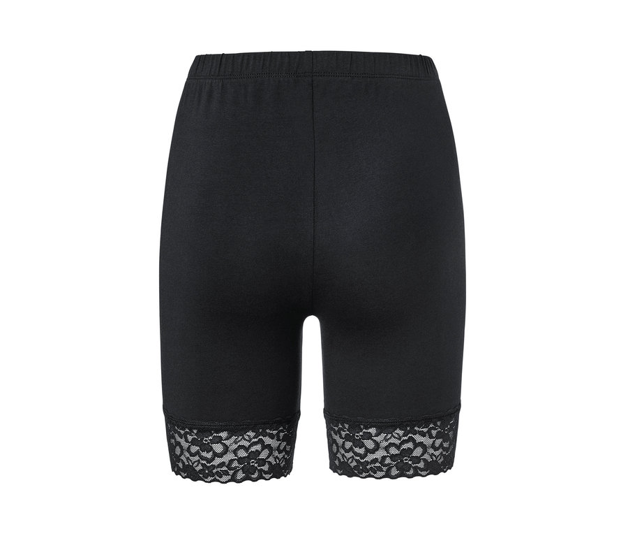 Černé cyklistické šortky s krajkovým lemem.