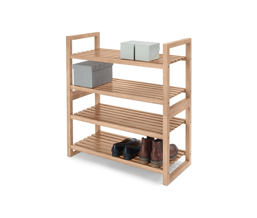 Čtyřpatrové stohovatelné regály z masivního dřeva s uloženými krabicemi a botami.