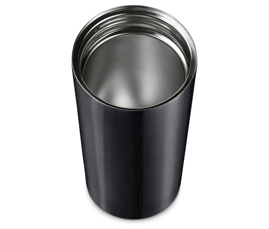 Pohled shora na antracitový cestovní hrnek na kávu.