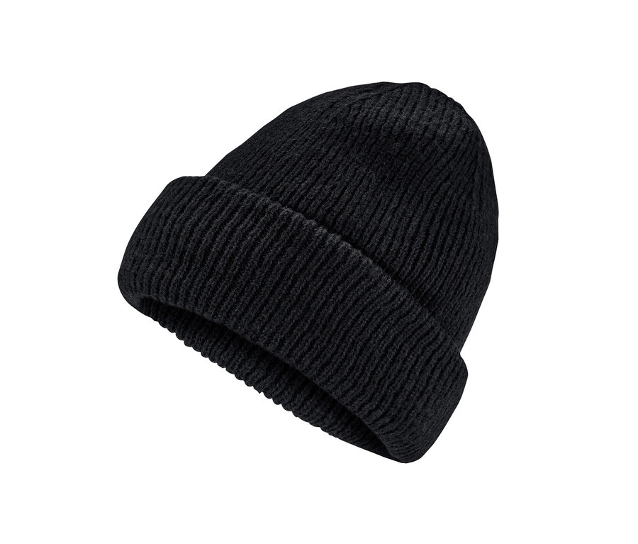 Černá pletená čepice.