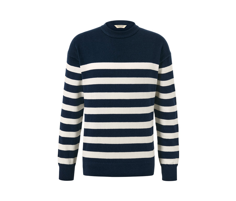 Pruhovaný svetr s kulatým výstřihem.