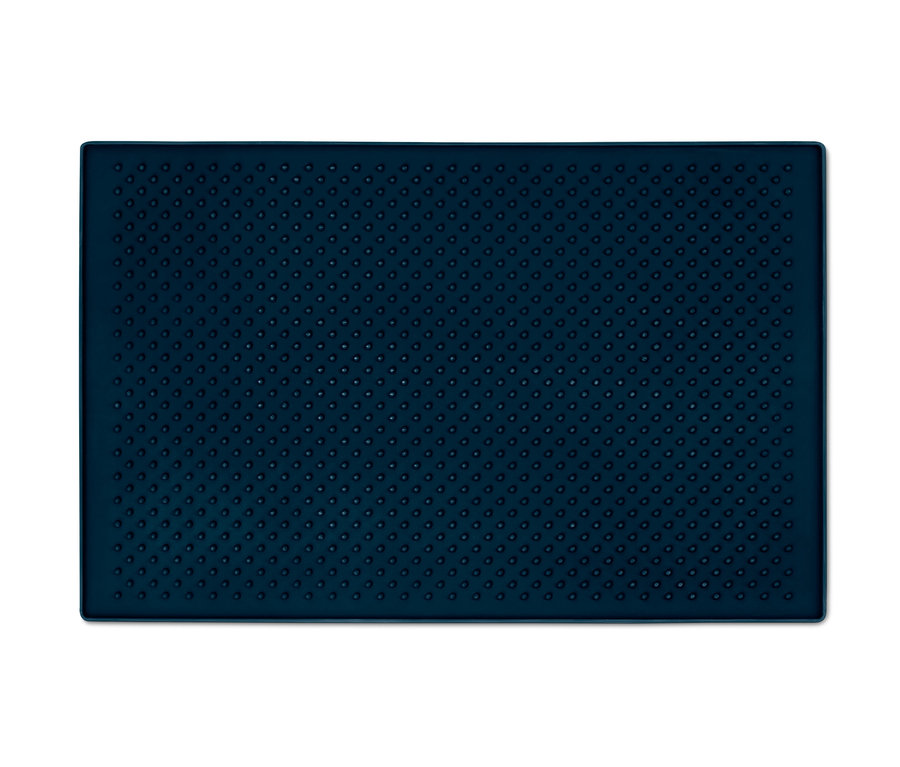 Detailní záběr na modrou podložku pod misku na krmivo.