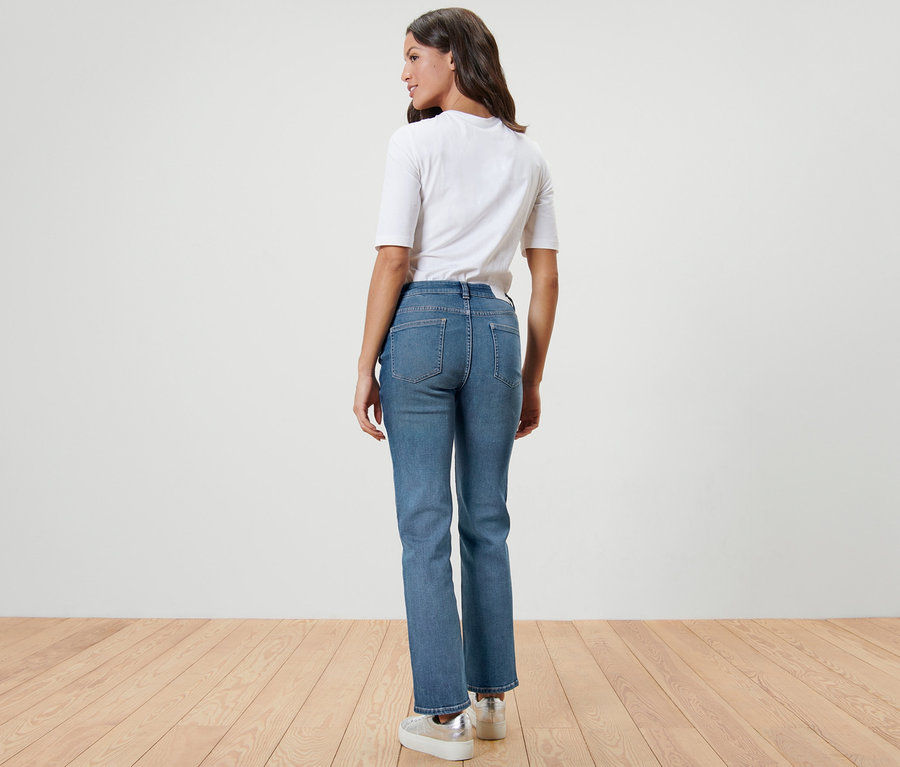 Žena zezadu nosí džíny straight fit »Kira« a bílé tričko.