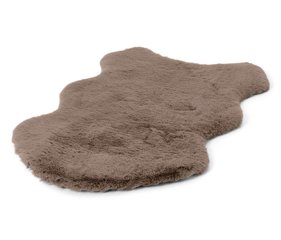 Dekorativní umělá kožešina na bílém pozadí.