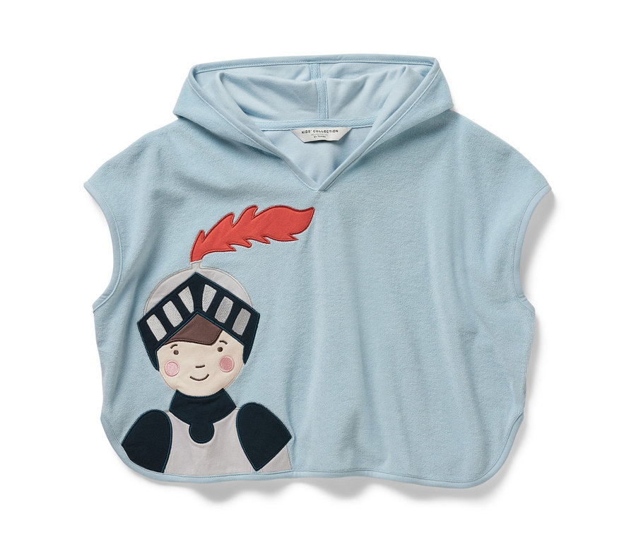 Světle modré froté pončo s kapucí. Na ponču je nášivka rytíře.