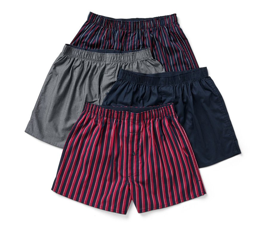 Čtvery tkané boxerky leží na sobě.