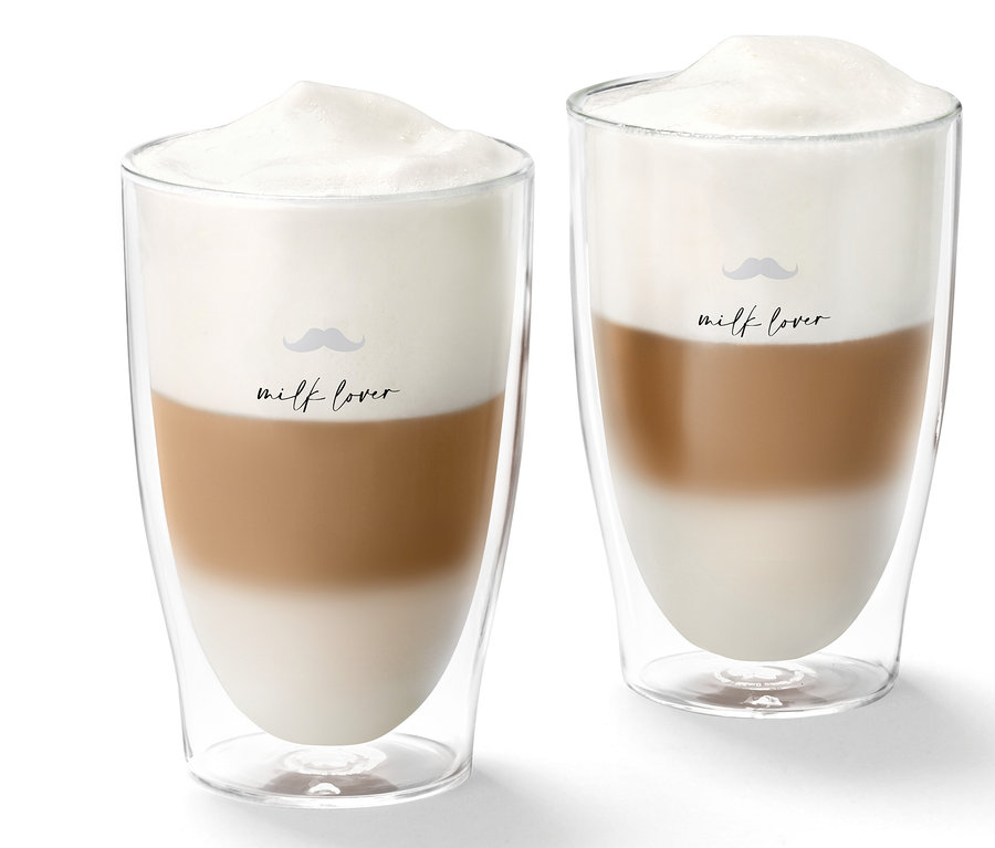 Dvě sklenice Latte Macchiato s potiskem knírku.