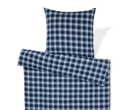 Modré kostkované povlečení s polštářem.