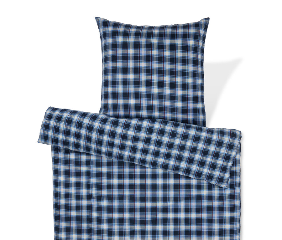 Modré kostkované povlečení s polštářem.