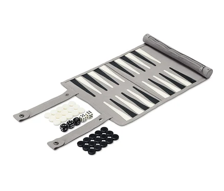 Rozložená hra Backgammon s rolovací deskou, s bílými a černými kameny a kostkami.