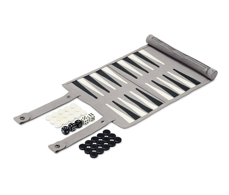Rozložená hra Backgammon s rolovací deskou, s bílými a černými kameny a kostkami.