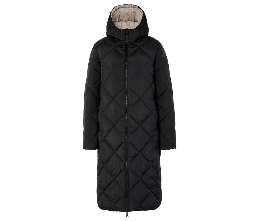 Černý prošívaný kabát s kapucí.