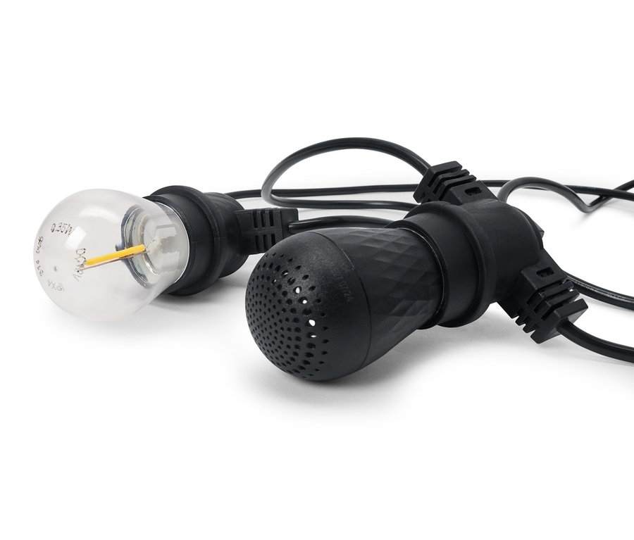 Detail venkovního světelného řetězu s LED a 2 reproduktory Bluetooth®.