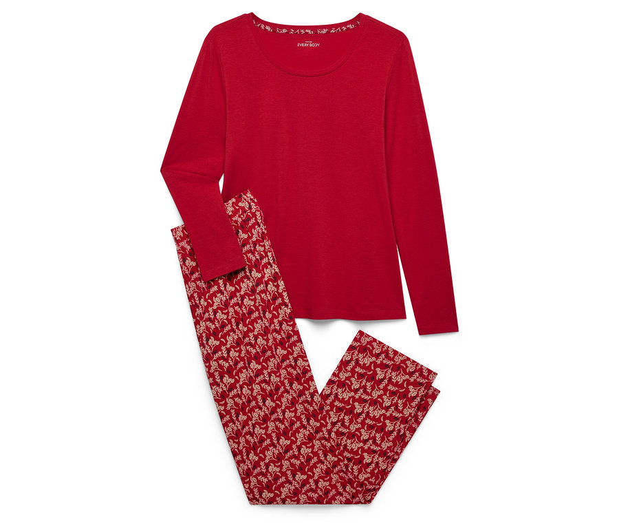 Červené pyžamo s dlouhým rukávem a květinovými kalhotami.
