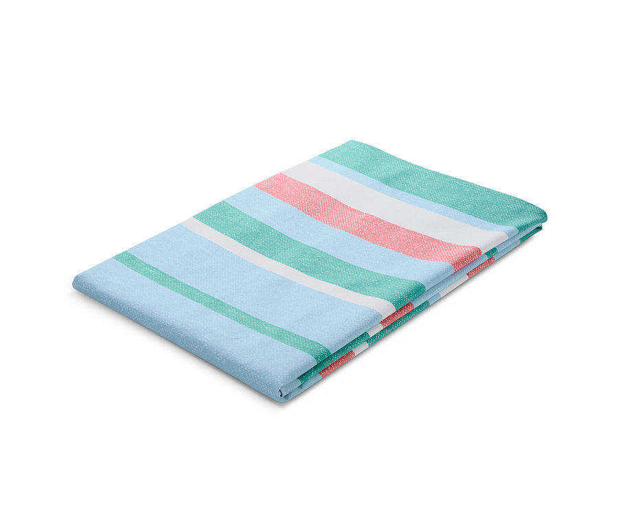 Složený ubrus na zahradní stůl s modrými, zelenými, bílými a korálovými pruhy.