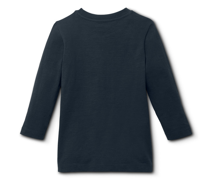 Tmavě modré triko s dlouhým rukávem leží na bílém pozadí.