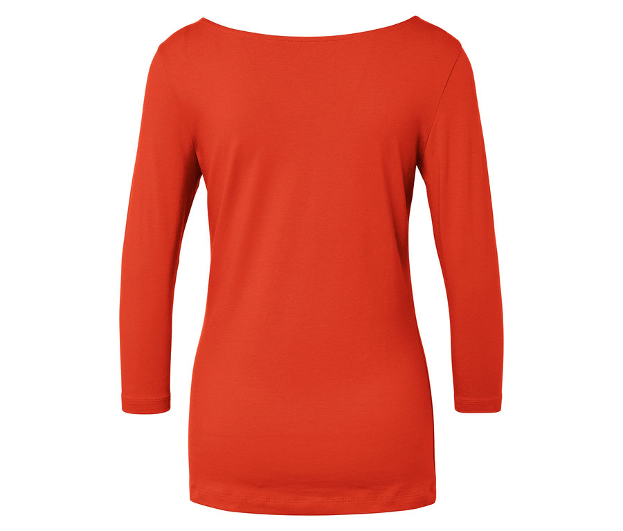 Zadní pohled na oranžové tričko s 3/4 rukávy a širokým výstřihem.