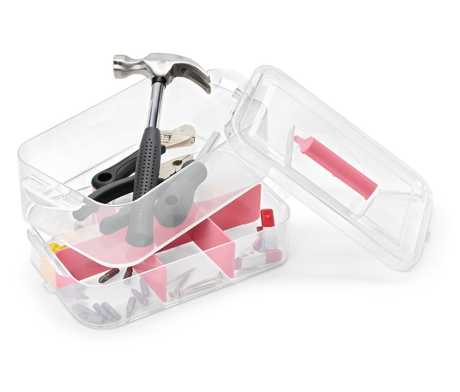 Otevřený plastový box na nářadí s kladivem, kleštěmi, šroubovákem a různými drobnými nástroji.