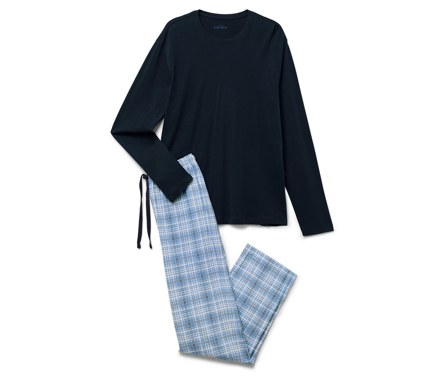 Tmavě modré pyžamo s dlouhým rukávem a modré kostkované pyžamové kalhoty leží na bílém pozadí.