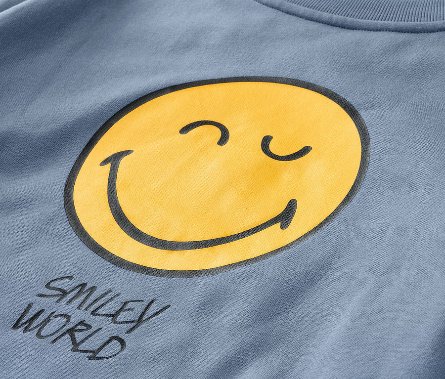 Detail modré dětské mikiny SMILEYWORLD® s žlutým smajlíkem.