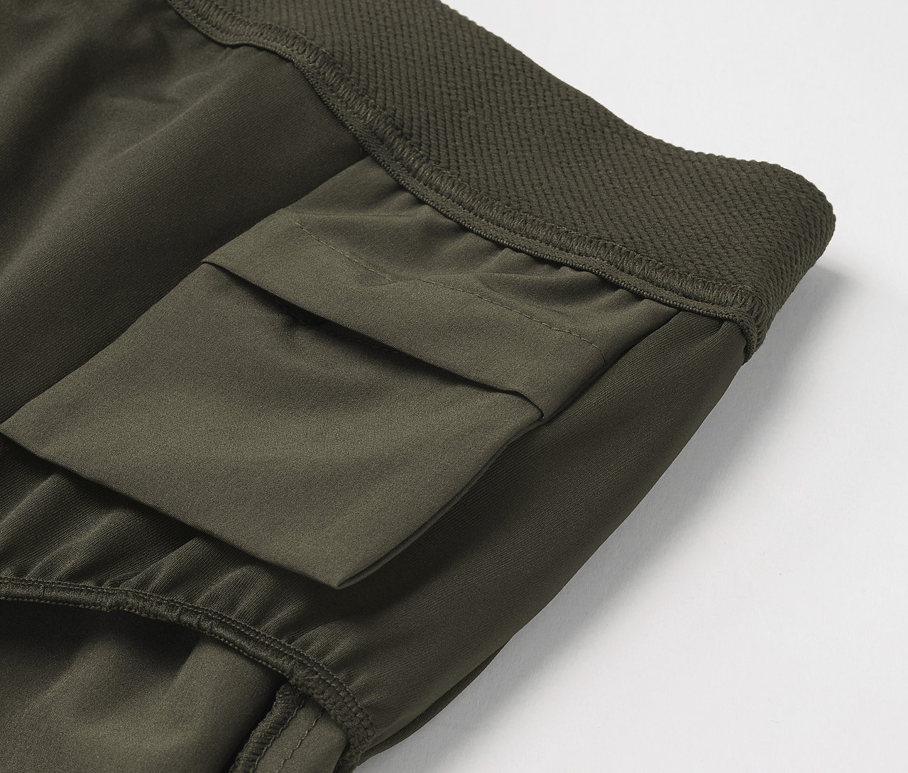 Detail zelených cargo kalhot s kapsou.