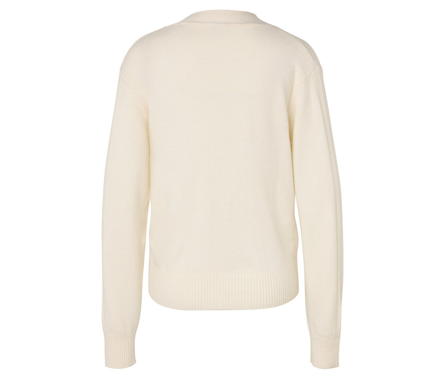 Zadní pohled na krémový svetr s dlouhým rukávem.