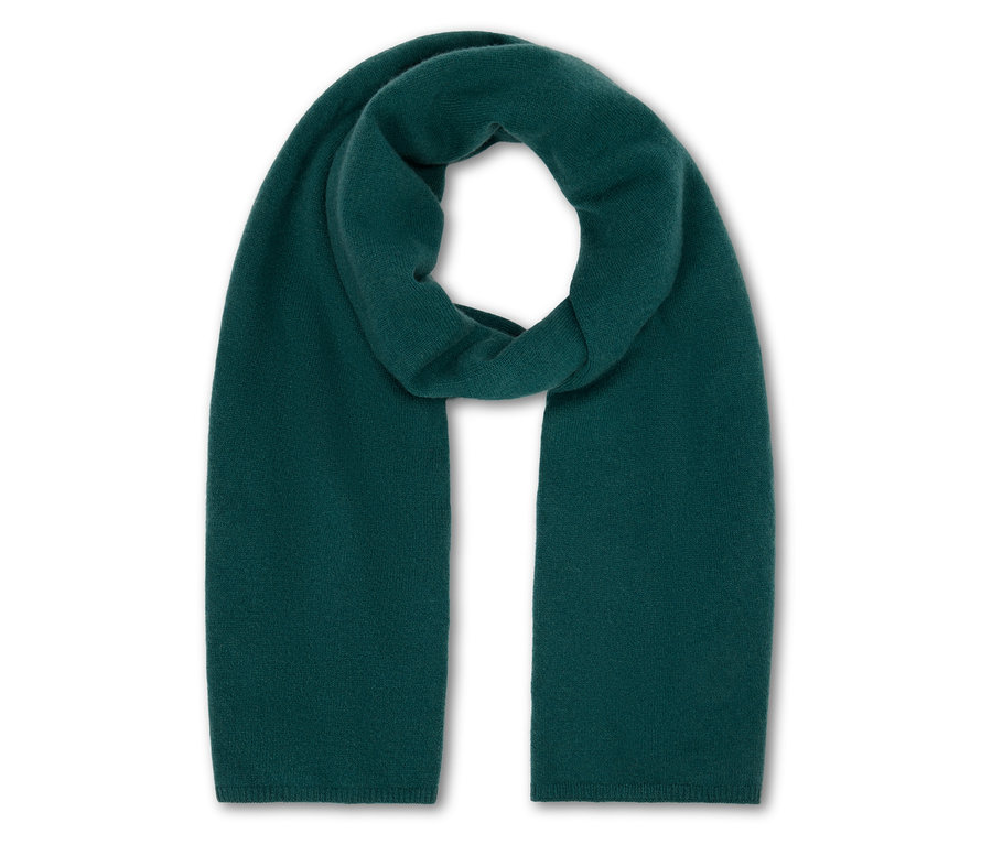 Kašmírová šála v petrolejové barvě leží na bílém pozadí.