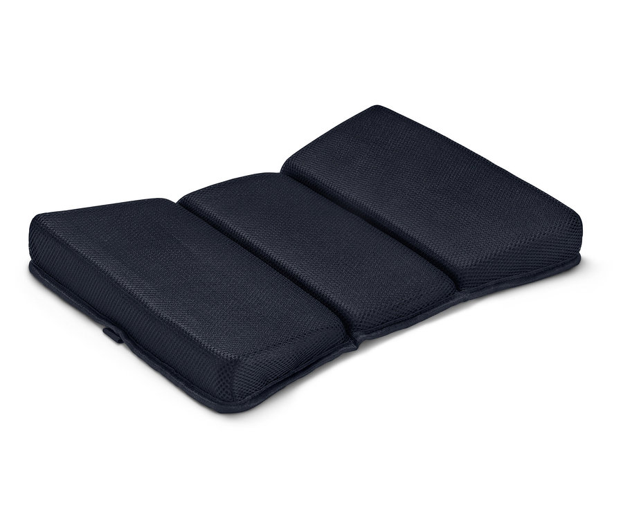Tmavě modrá podložka se třemi spojenými polštářky na světlém pozadí.