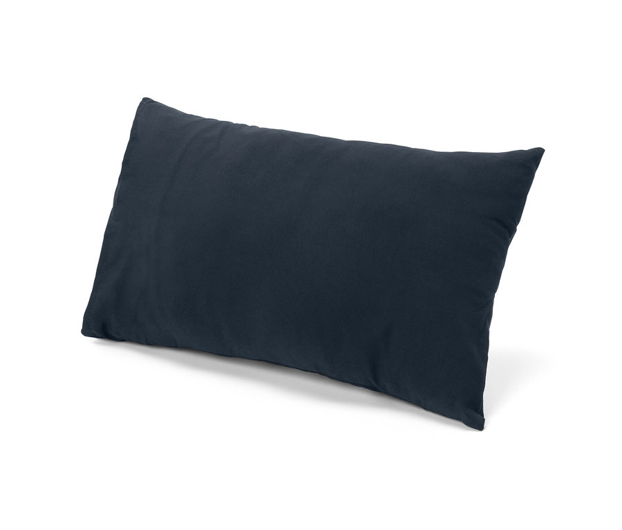 Tmavě modrý kempingový polštář leží na bílém pozadí.