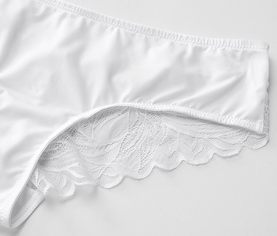 Detail bílých brazilských kalhotek s krajkou.