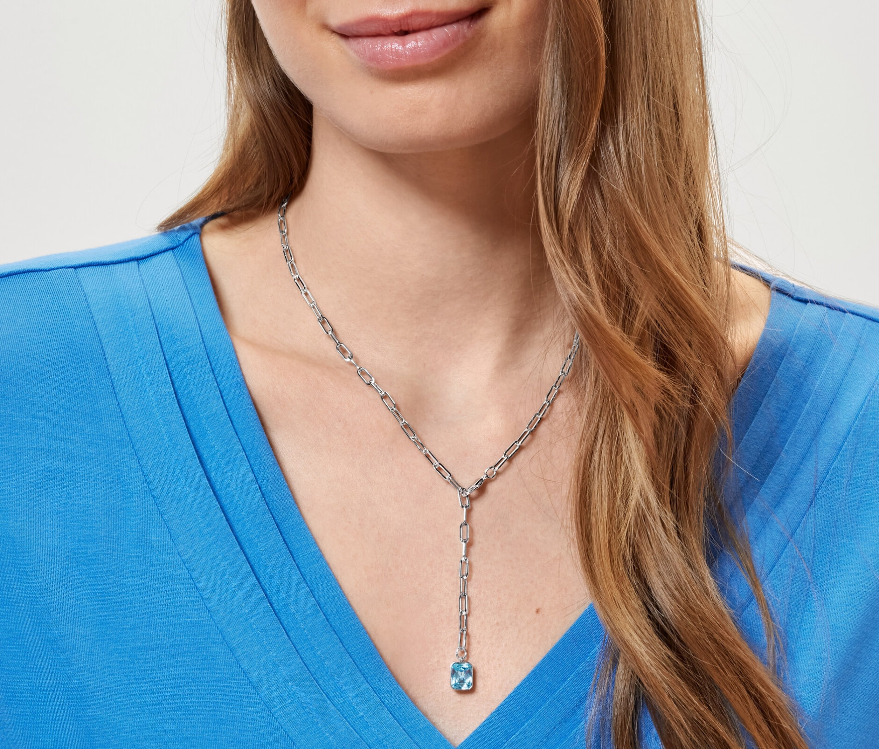 Žena s článkovým řetízkem s přívěskem.