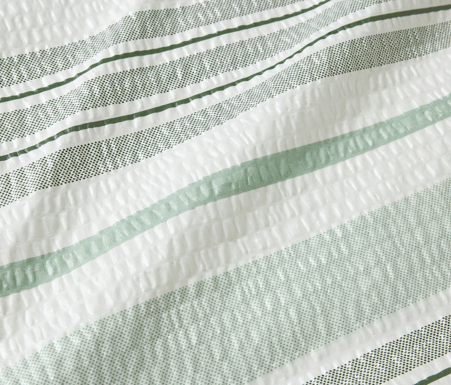 Detail krepového povlečení z mikrovlákna standardní velikosti s bílými a zelenými pruhy.