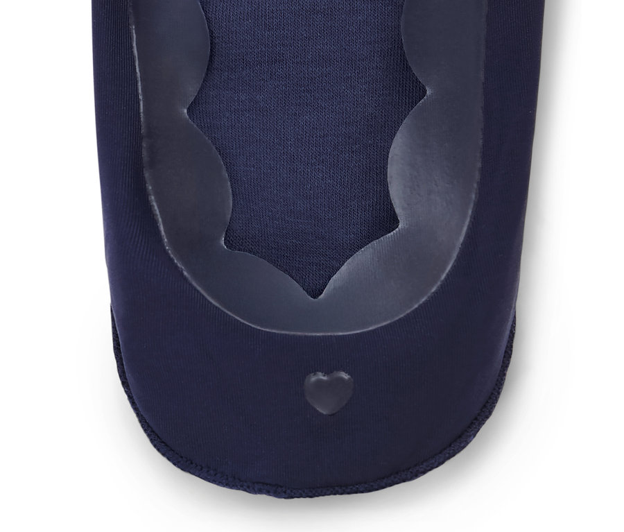 Detailní záběr na pár tmavě modrých ťapek Magic Cut.