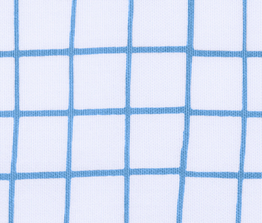 Detailní záběr na běhoun na stůl s celoplošným potiskem modrých čtverců na bílém pozadí.