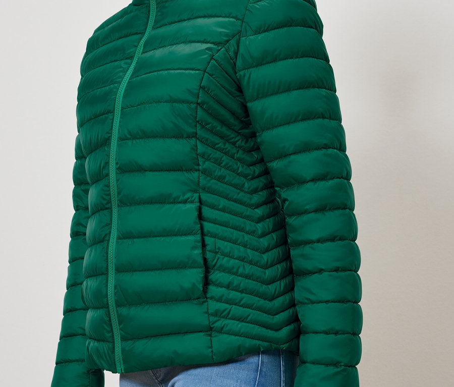 Zelená prošívaná bunda s kapsou.