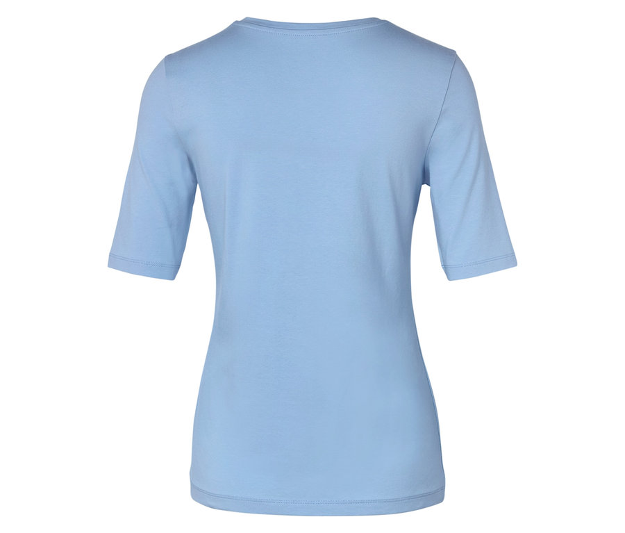 Pohled zezadu na světle modré tričko s krátkým rukávem.