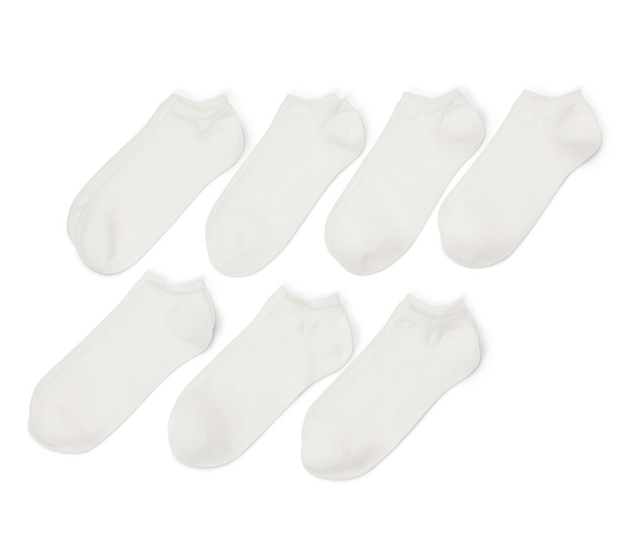Sedm párů krátkých bílých ponožek na bílém pozadí.