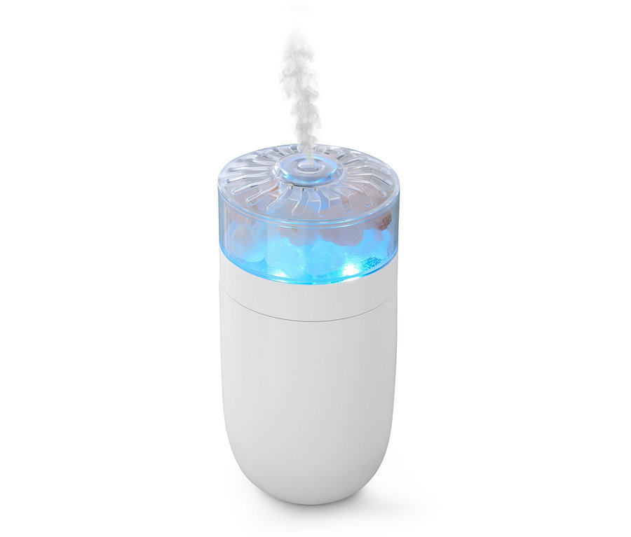 Bílý zvlhčovač vzduchu s modrým světlem a párou nahoře.