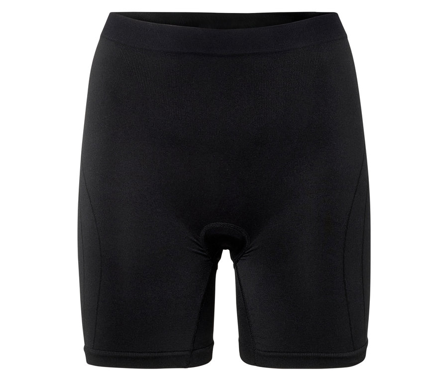 Detail černých cyklistických šortek na bílém pozadí.