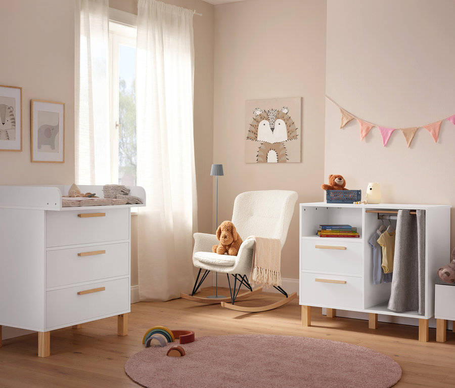 Dětský pokoj s houpacím křeslem s látkou buklé a šalvějovou LED akumulátorovou stojací lampou do exteriéru.