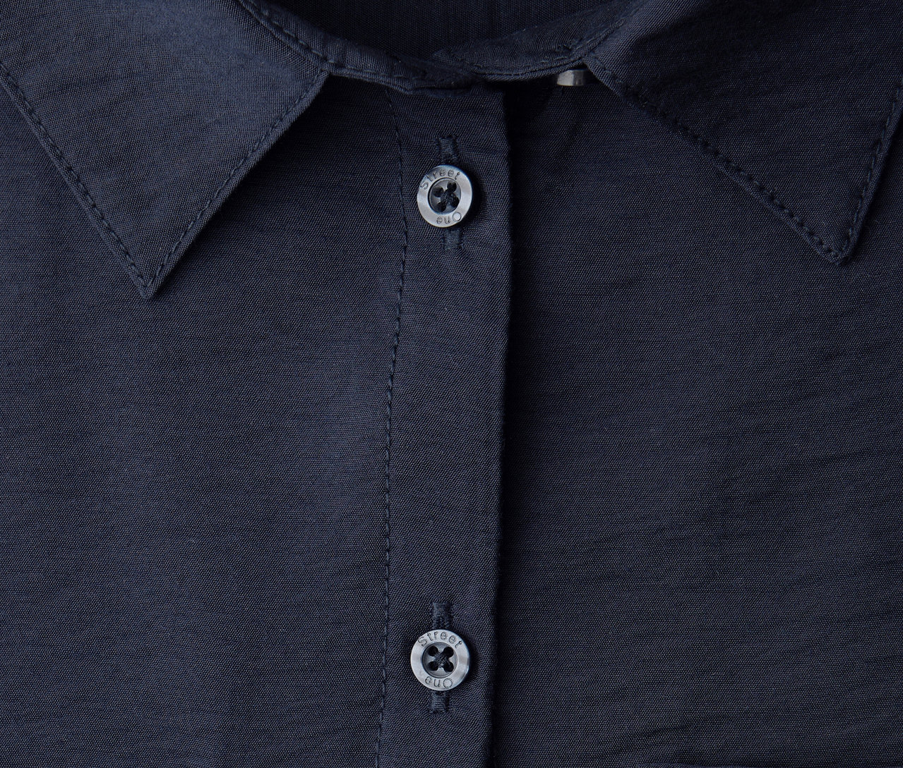 Detail košilové halenky Street One s límcem a knoflíky.