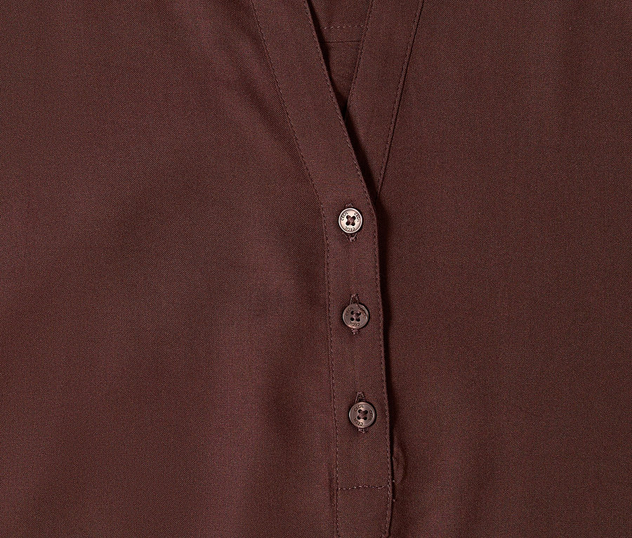 Detail hnědé tunikové halenky CECIL s výstřihem do V a třemi knoflíky.