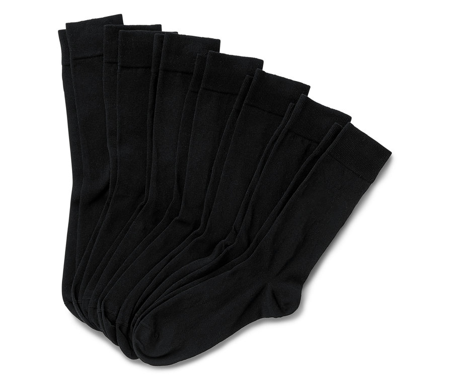 Několik černých ponožek naskládaných na sobě.