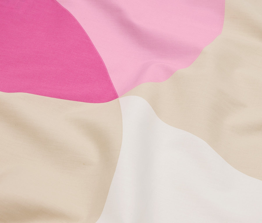 Detail látky s abstraktním vzorem v růžové, světle růžové, béžové a bílé barvě.