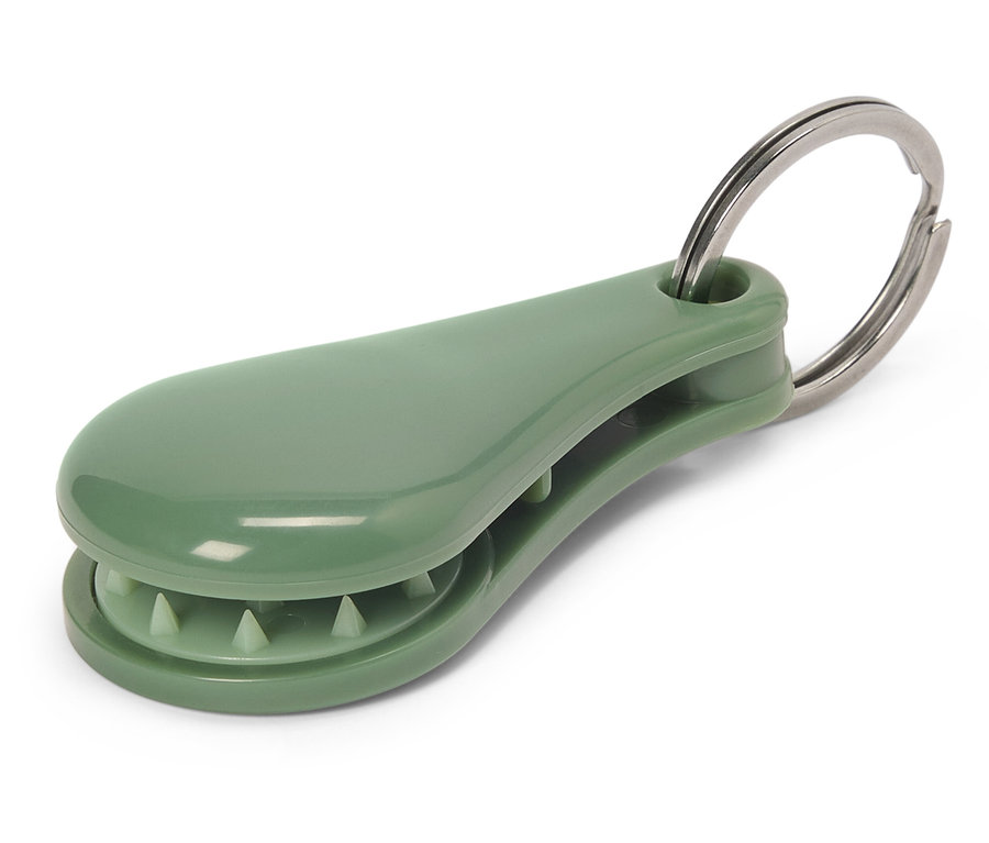 Detailní záběr zelené spony na brambůrky s klíčenkou.