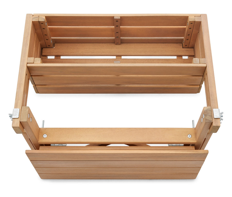 Pohled shora na skládací dřevěnou židli.